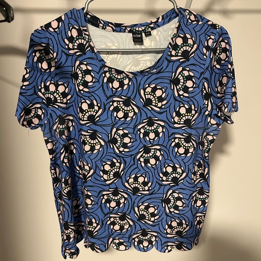 🧡5/$25🧡H&M Floral Blue and Pink Short Sleeve Tee
